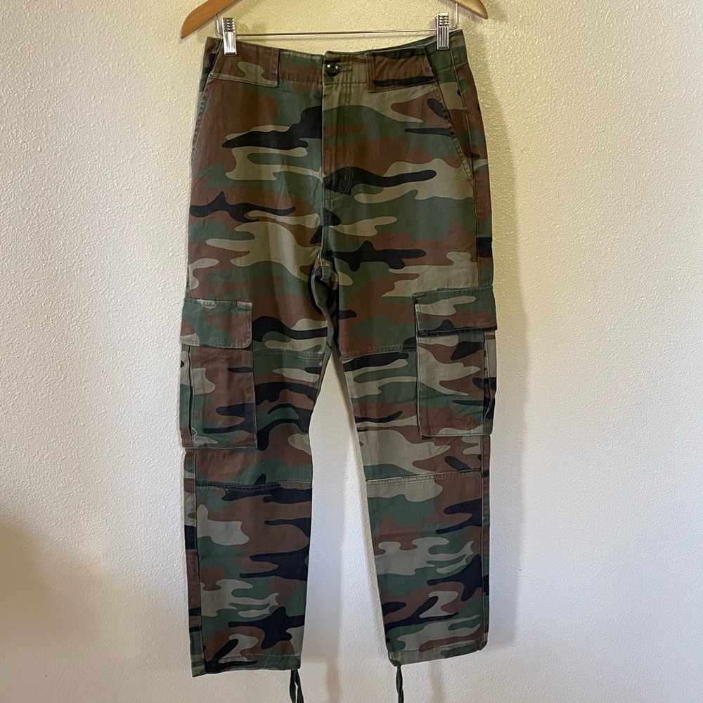 NWT Camouflage straight legged pants unisex size 29